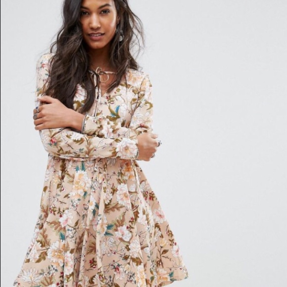 NWT Boohoo Tie Neck Floral Dress